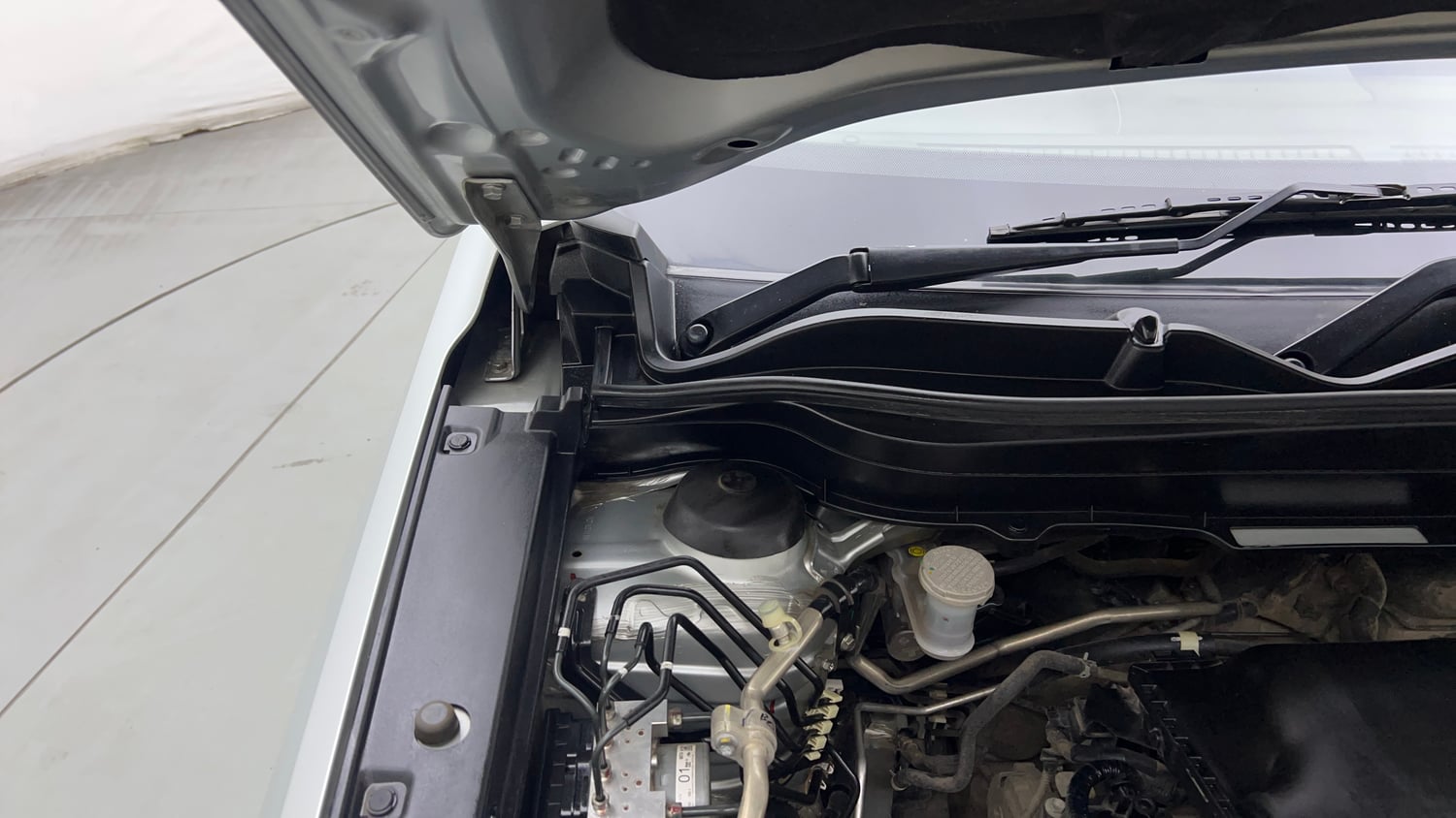 Used 2024 Maruti Suzuki Grand Vitara Delta Smart Hybrid Petrol Manual engine ENGINE RIGHT SIDE HINGE & APRON VIEW