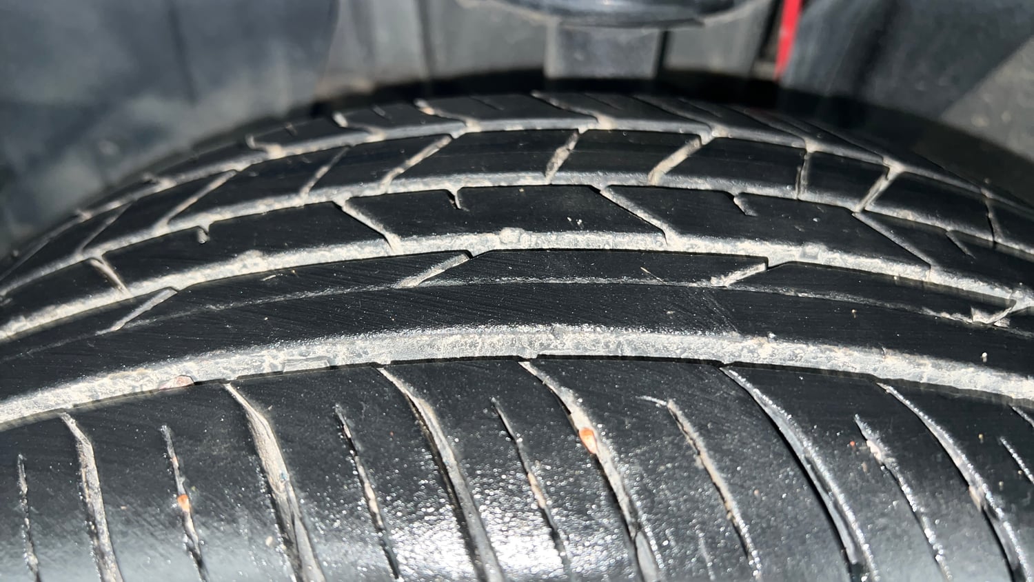 Used 2024 Nissan Magnite XL Petrol Manual tyres LEFT FRONT TYRE TREAD VIEW
