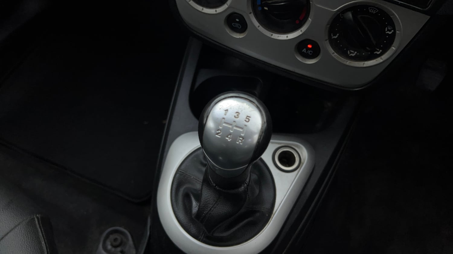 Used 2013 Ford Figo Duratec Petrol Titanium 1.2 Petrol Manual interior GEAR  KNOB VIEW