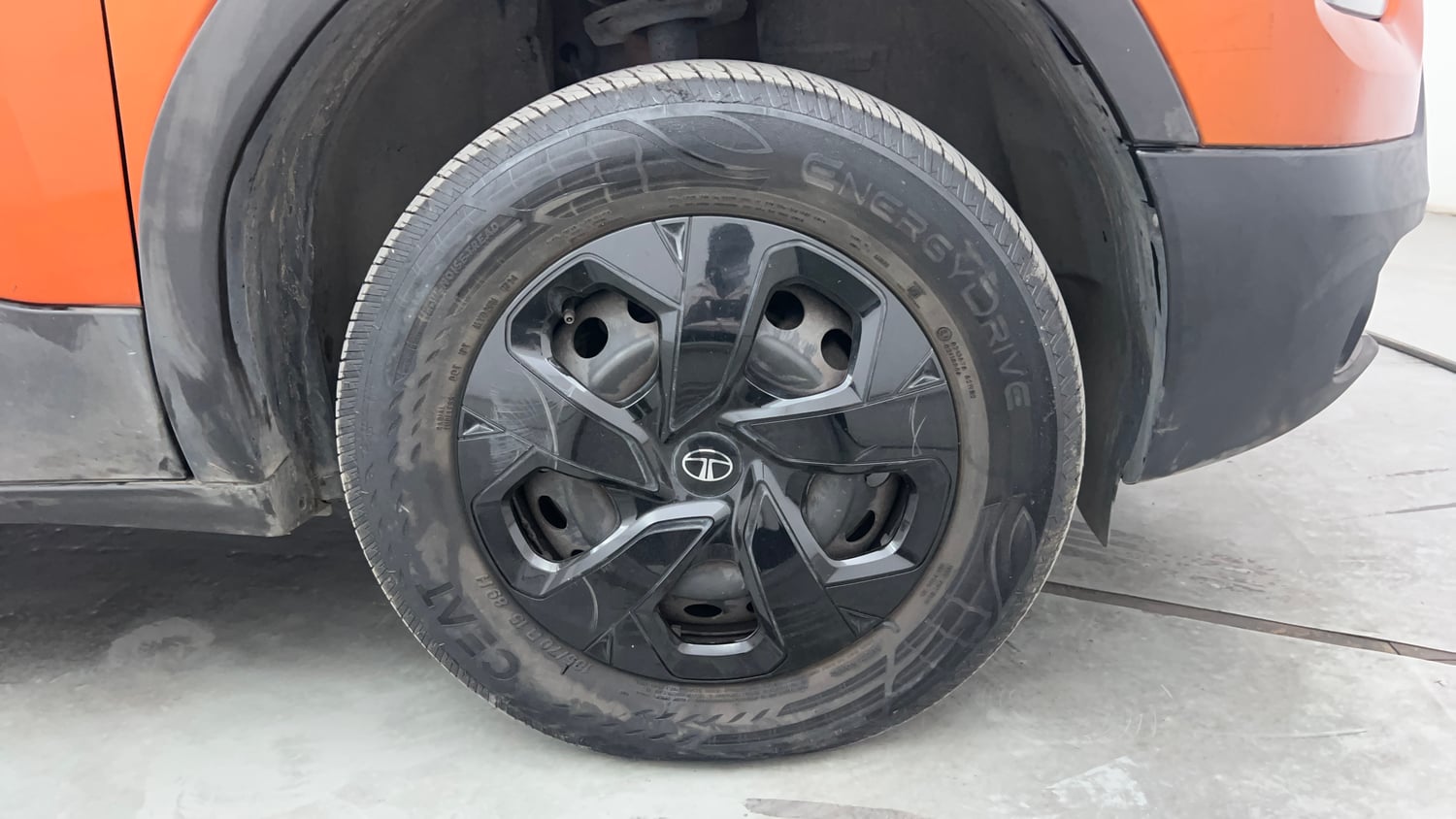 Used 2024 Tata Punch Adventure iCNG Cng Manual tyres RIGHT FRONT TYRE RIM VIEW