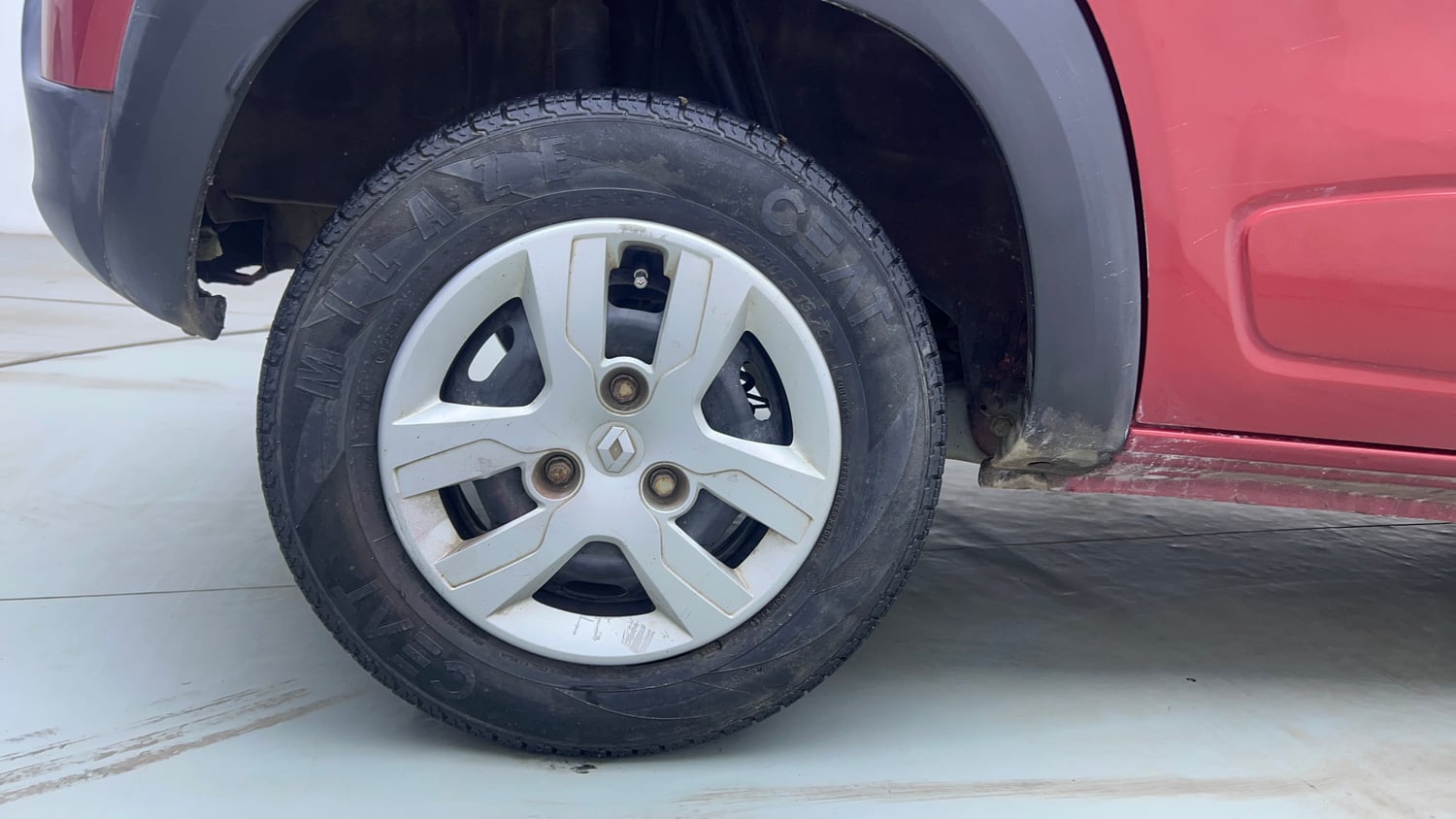 Used 2019 Renault Kwid RXT Opt Petrol Manual tyres RIGHT REAR TYRE RIM VIEW