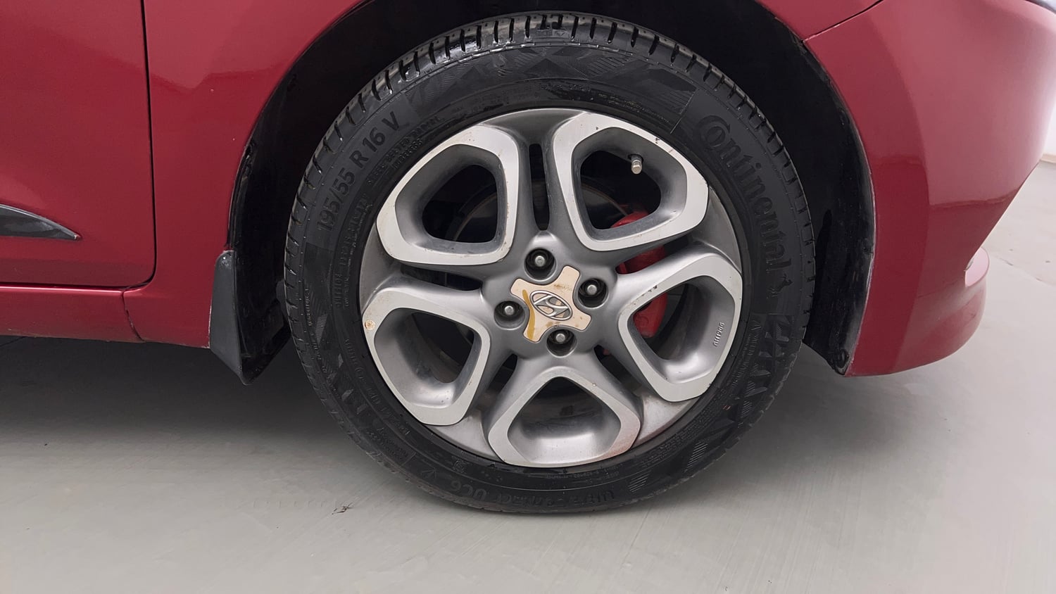 Used 2015 Hyundai Elite i20 Asta 1.4 CRDI Diesel Manual tyres RIGHT FRONT TYRE RIM VIEW