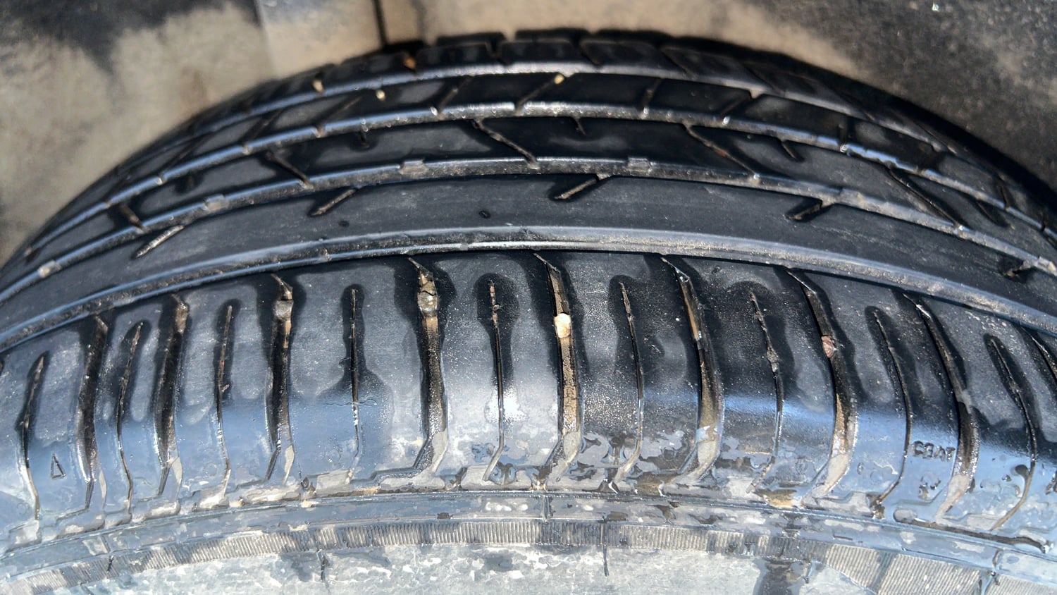Used 2018 maruti-suzuki Vitara Brezza ZDi AGS Diesel Automatic tyres RIGHT REAR TYRE TREAD VIEW