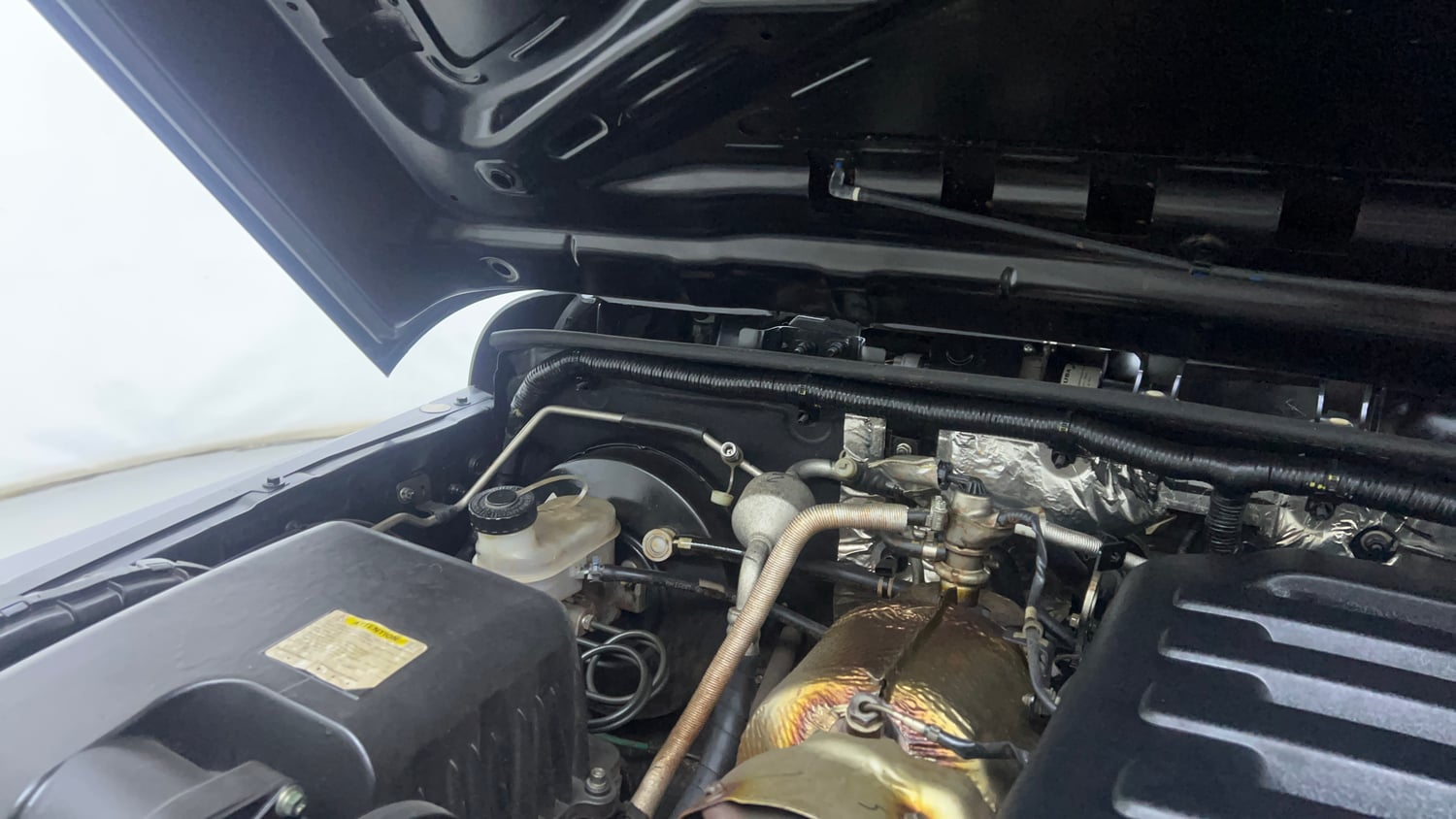 Used 2023 mahindra Thar LX Hard Top Diesel MT 4WD Diesel Manual engine ENGINE RIGHT SIDE HINGE & APRON VIEW