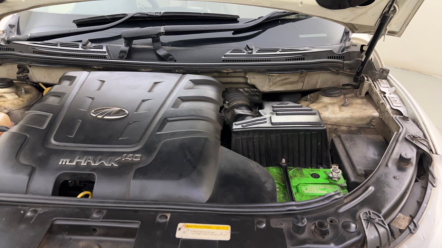 Used 2016 Mahindra XUV500 W10 AT Diesel Automatic engine ENGINE LEFT SIDE HINGE & APRON VIEW