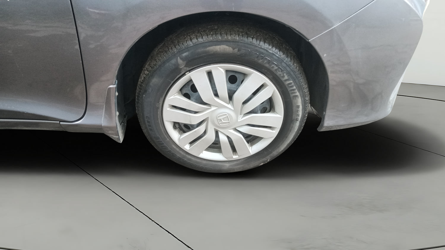 Used 2015 Honda City SV Petrol Manual tyres RIGHT FRONT TYRE RIM VIEW