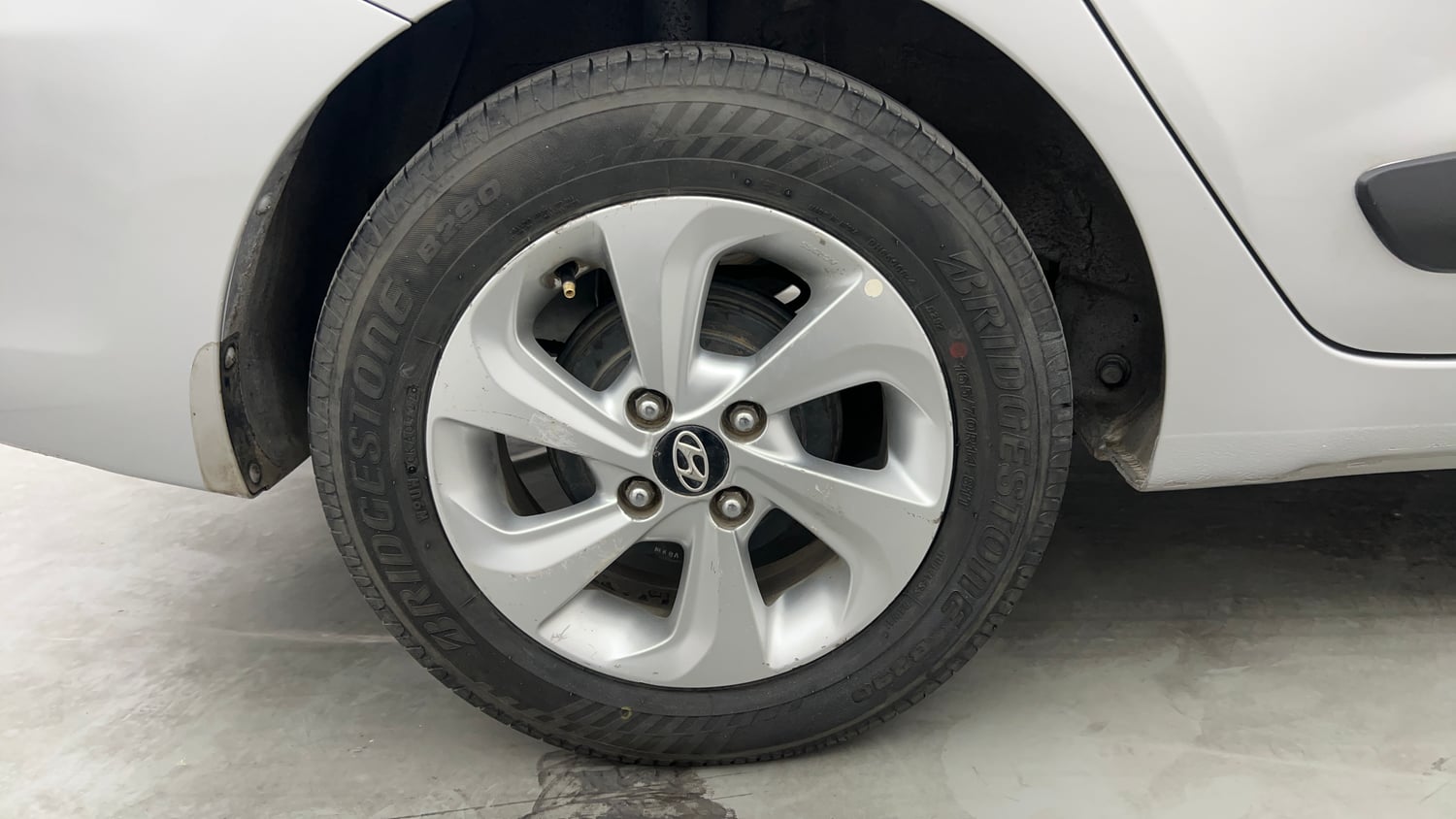 Used 2018 Hyundai Xcent SX Petrol Manual tyres RIGHT REAR TYRE RIM VIEW