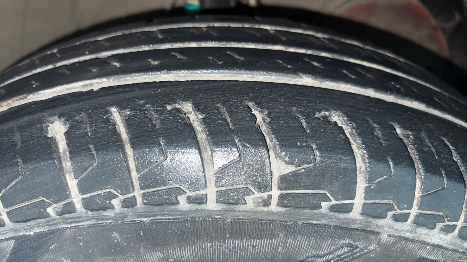 Used 2022 Maruti Suzuki Dzire VXi CNG Cng Manual tyres RIGHT FRONT TYRE TREAD VIEW