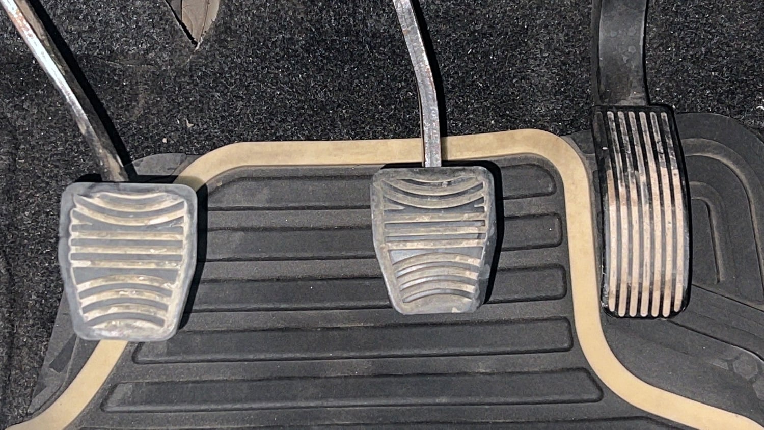 Used 2015 Mahindra XUV500 W6 Diesel Manual interior PEDALS VIEW