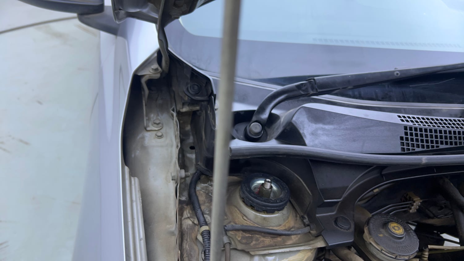 Used 2018 Honda Amaze 1.2 V CVT Petrol Petrol Automatic engine ENGINE RIGHT SIDE HINGE & APRON VIEW
