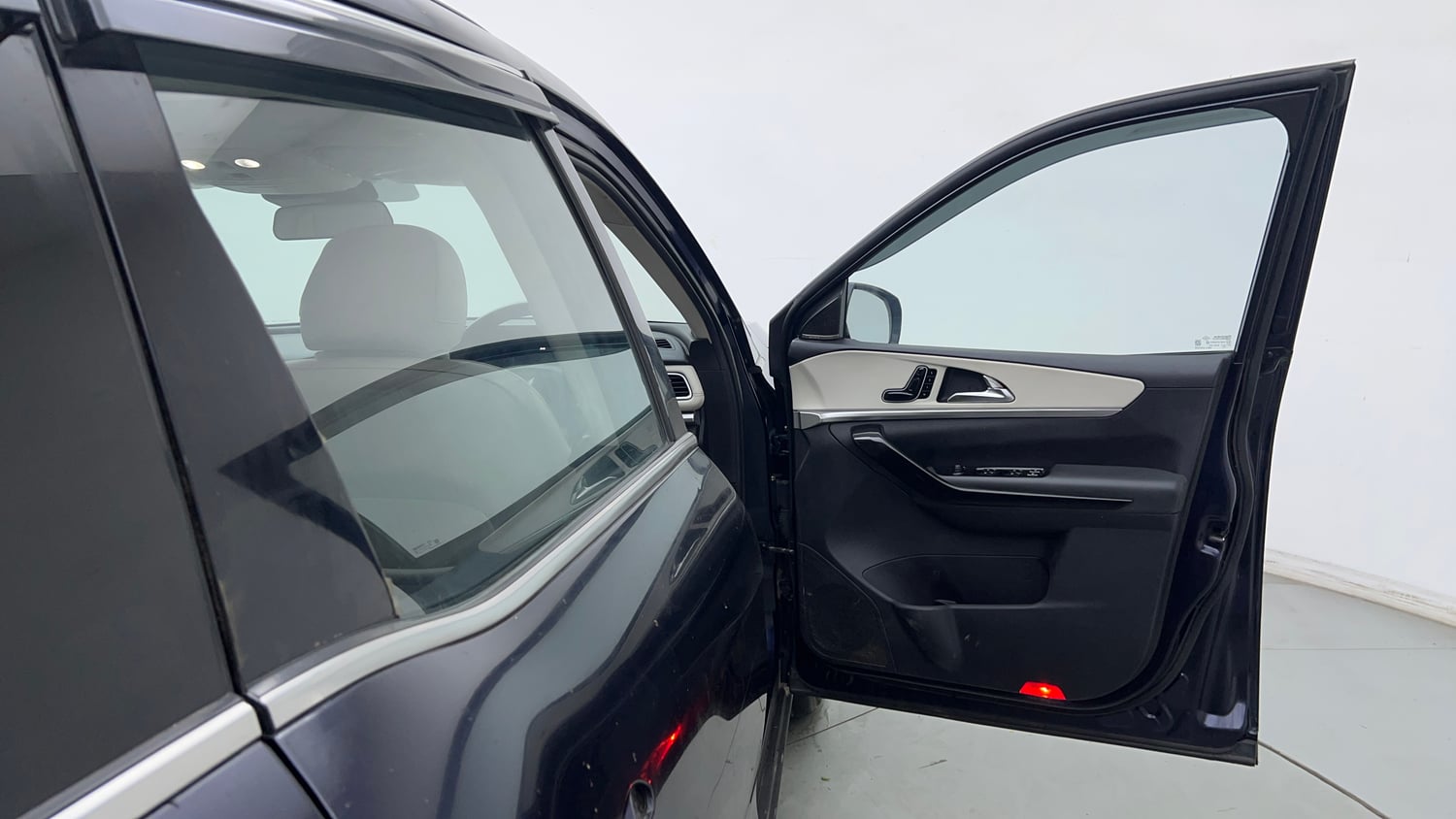 Used 2022 Mahindra XUV700 AX 7 Petrol AT Luxury Pack 7 STR Petrol Automatic interior RIGHT FRONT DOOR OPEN VIEW