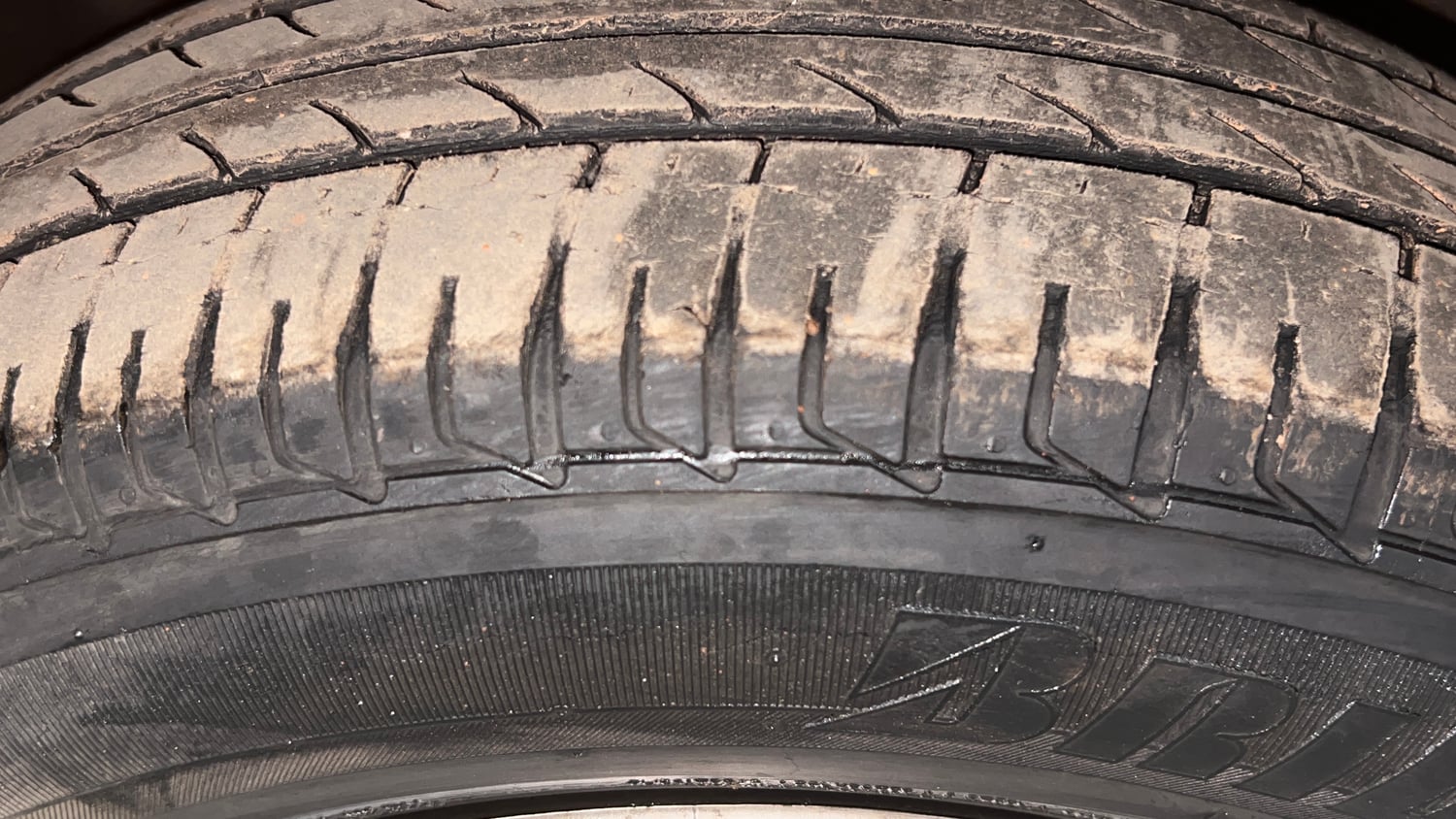Used 2012 Hyundai i20 Magna (O) 1.2 Petrol Manual tyres RIGHT FRONT TYRE TREAD VIEW