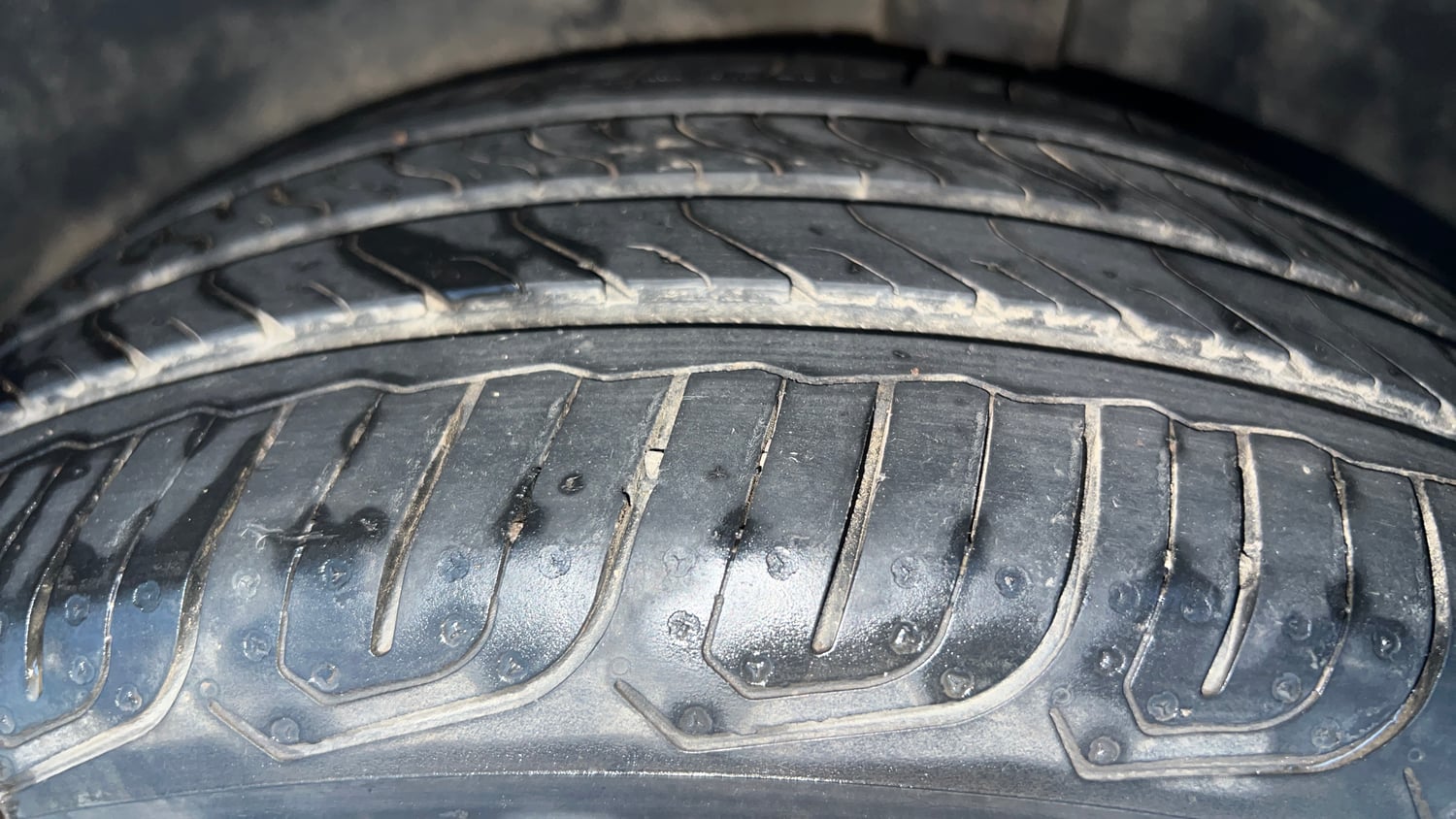 Used 2015 Volkswagen Polo Highline1.2L (P) Petrol Manual tyres LEFT REAR TYRE TREAD VIEW