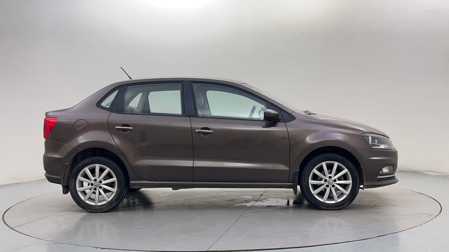 Used 2017 Volkswagen Ameo Highline1.2L Plus (P) 16 Alloy Petrol Manual exterior RIGHT SIDE VIEW