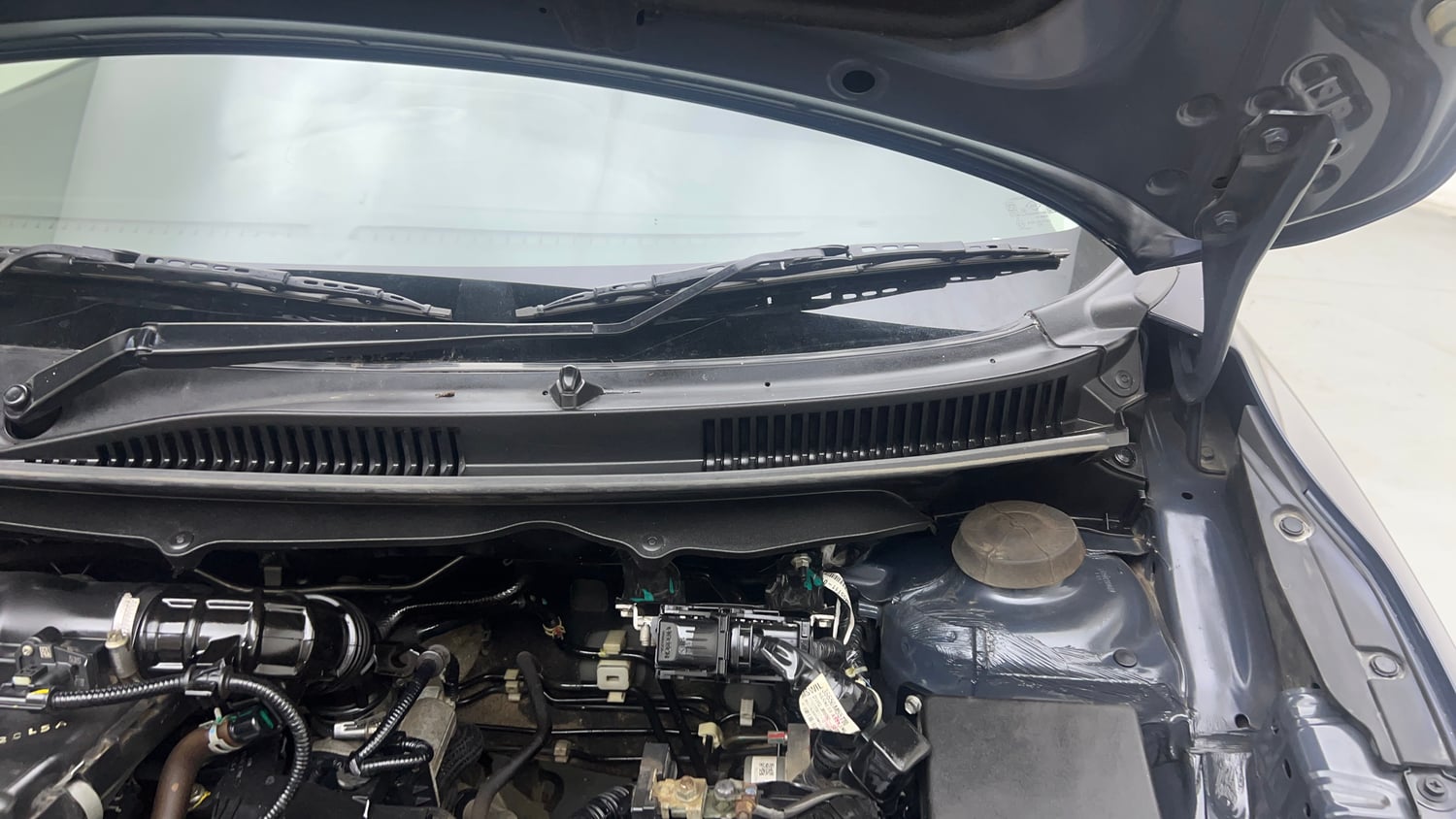 Used 2022 Maruti Suzuki Baleno Zeta MT Petrol Manual engine ENGINE LEFT SIDE HINGE & APRON VIEW
