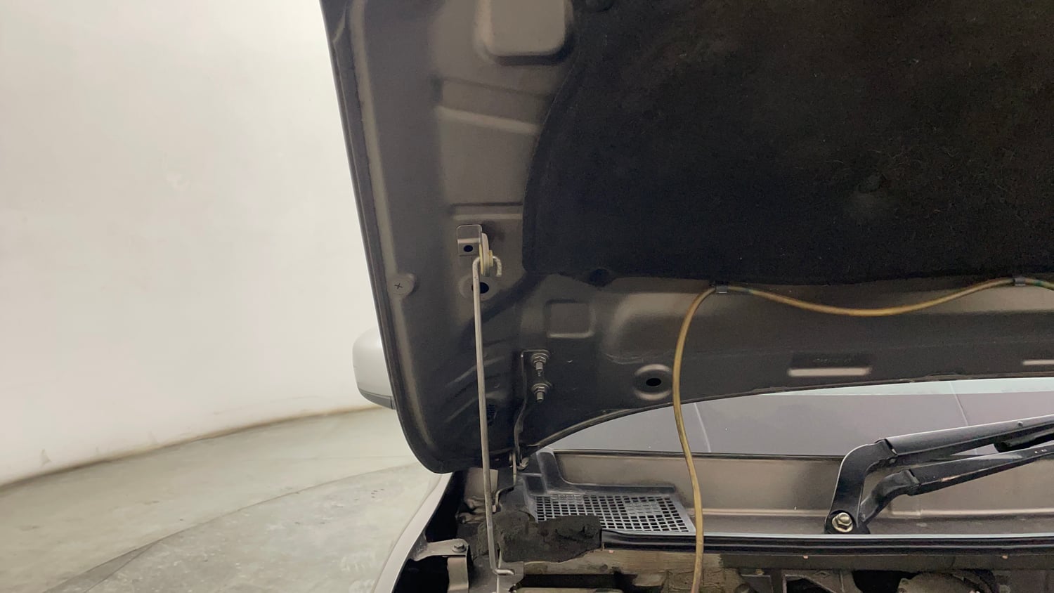 Used 2017 Renault Kwid RXT (O) 1.0 SCE Edition Petrol Manual engine ENGINE RIGHT SIDE HINGE & APRON VIEW