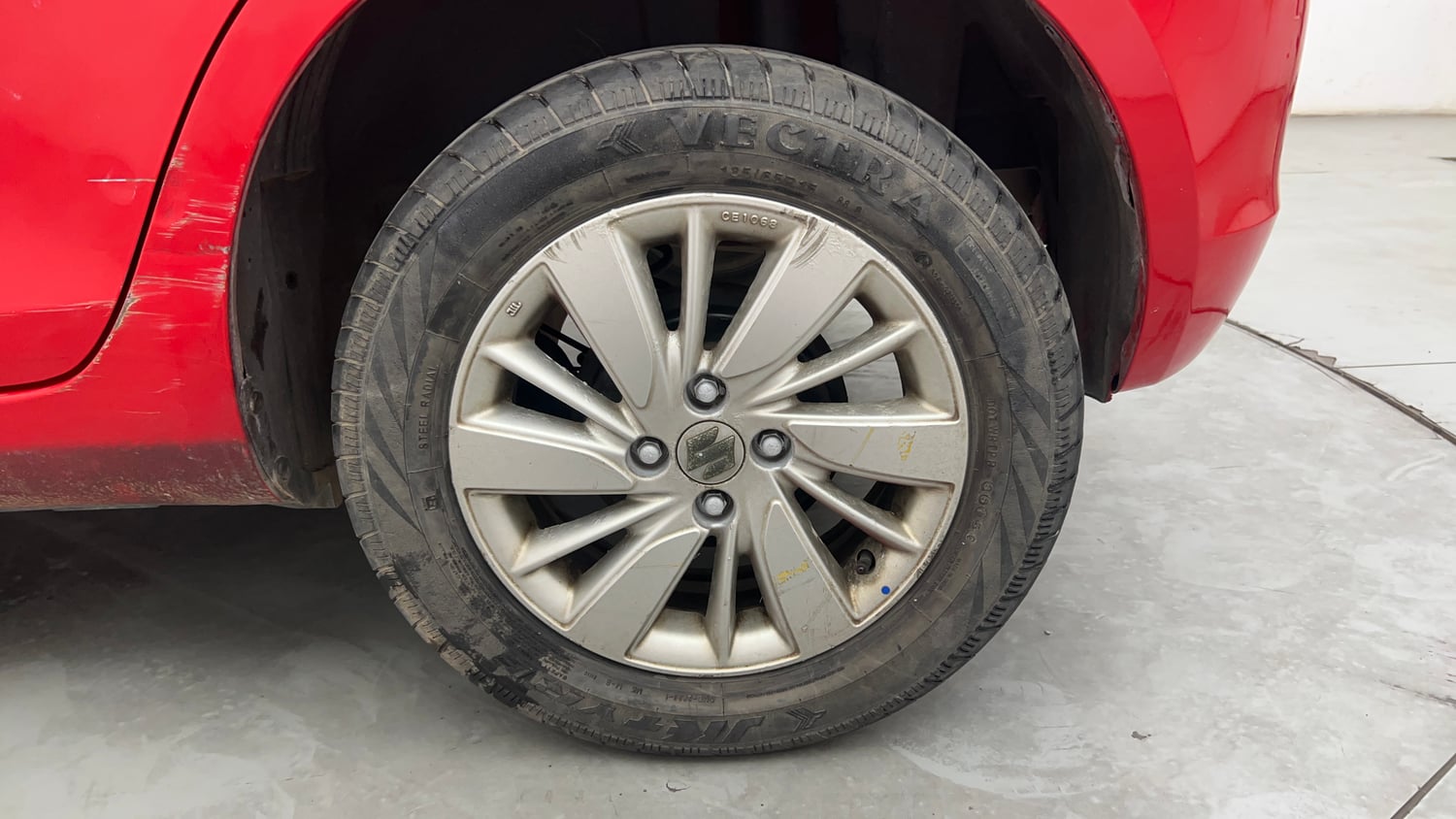 Used 2016 Maruti Suzuki Swift ZXi Petrol Manual tyres LEFT REAR TYRE RIM VIEW