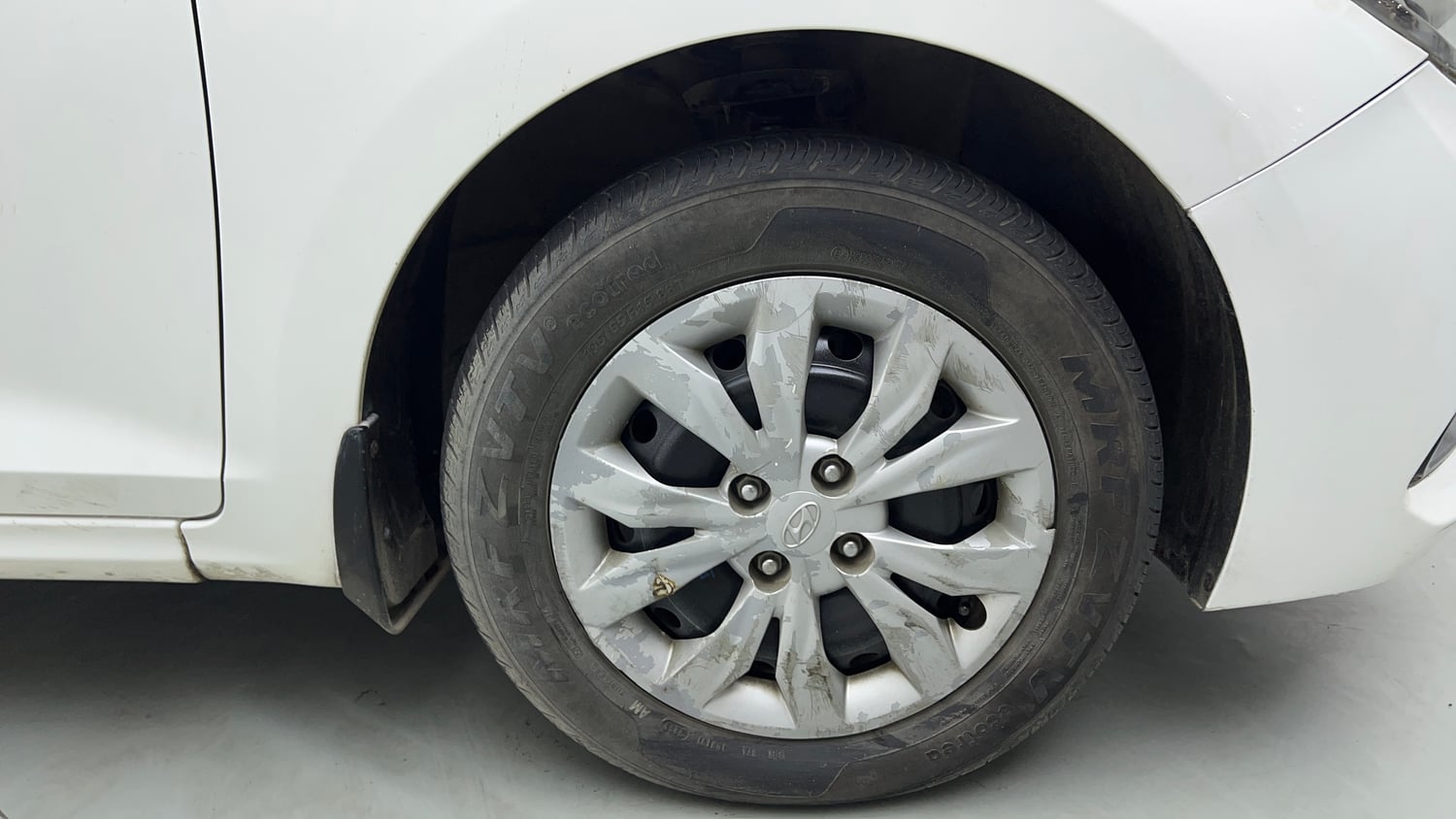 Used 2019 Hyundai Verna 1.4 VTVT EX Petrol+cng(outside fitted) Cng Manual tyres RIGHT FRONT TYRE RIM VIEW