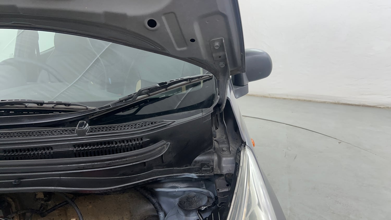 Used 2016 Hyundai Eon Magna + Petrol Manual engine ENGINE LEFT SIDE HINGE & APRON VIEW