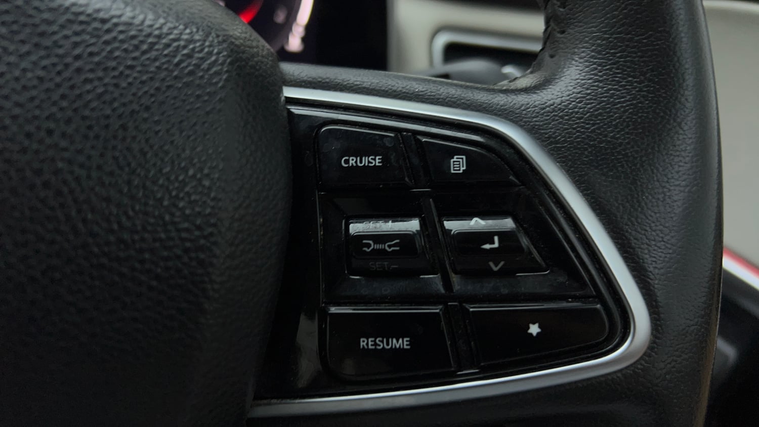 Used 2022 Mahindra XUV700 AX 7 Petrol AT Luxury Pack 7 STR Petrol Automatic top_features Cruise control