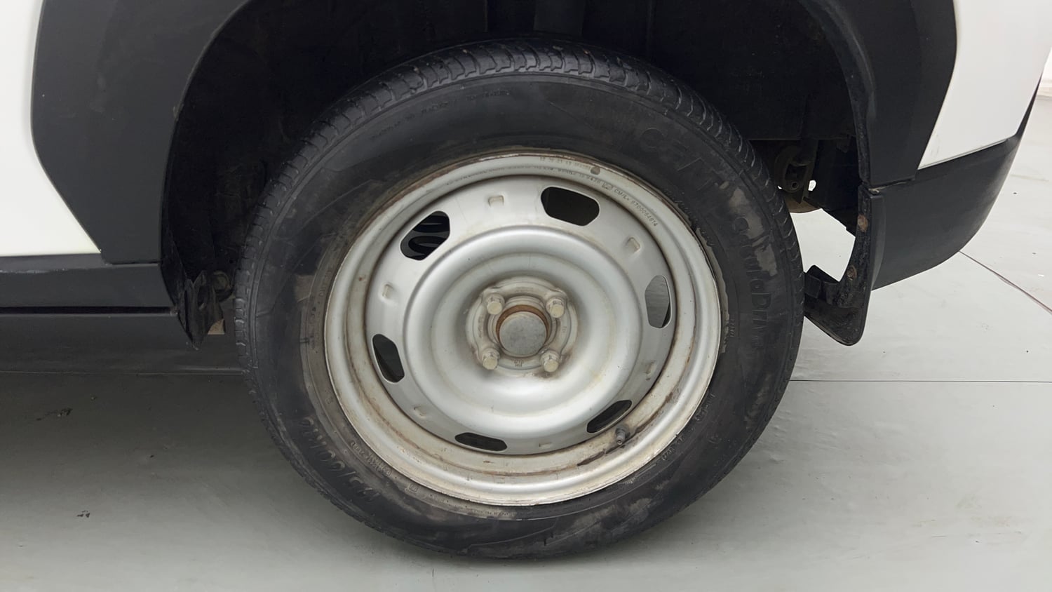 Used 2023 Nissan Magnite XE Petrol Manual tyres LEFT REAR TYRE RIM VIEW