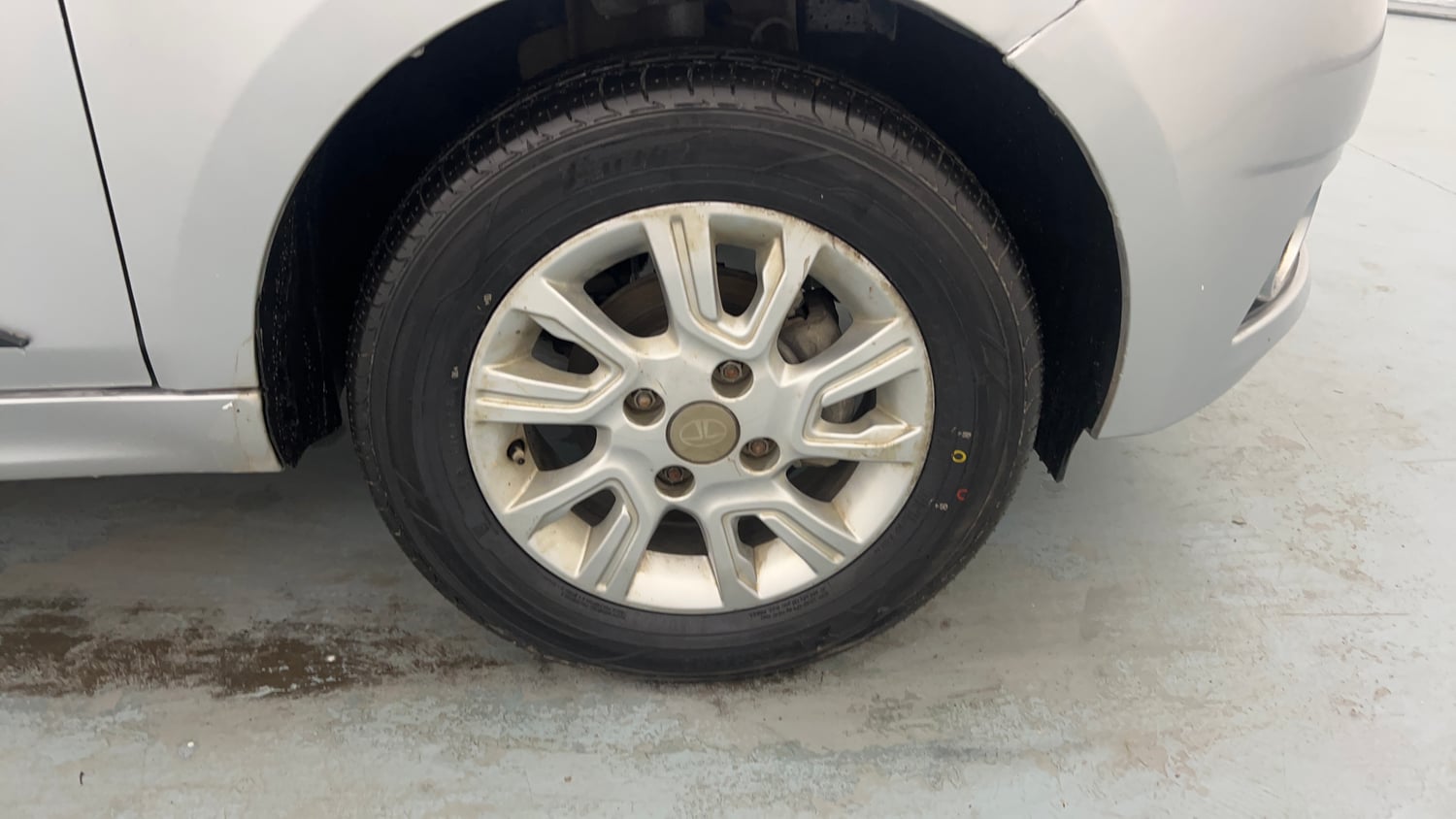 Used 2018 Tata Tiago Revotron XZ Petrol Manual tyres RIGHT FRONT TYRE RIM VIEW
