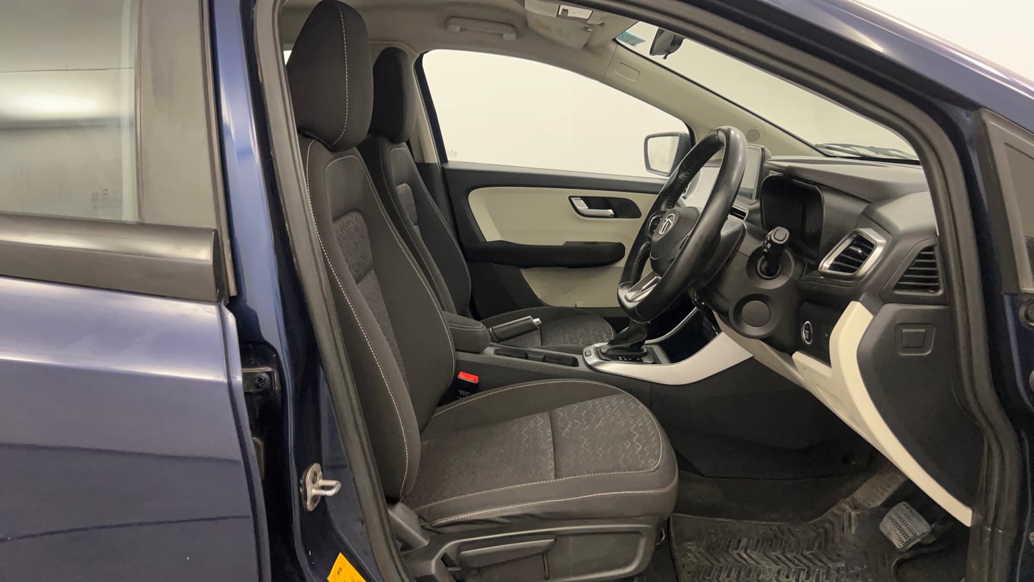 Used 2023 Tata Altroz XZA Petrol Petrol Automatic interior RIGHT SIDE FRONT DOOR CABIN VIEW