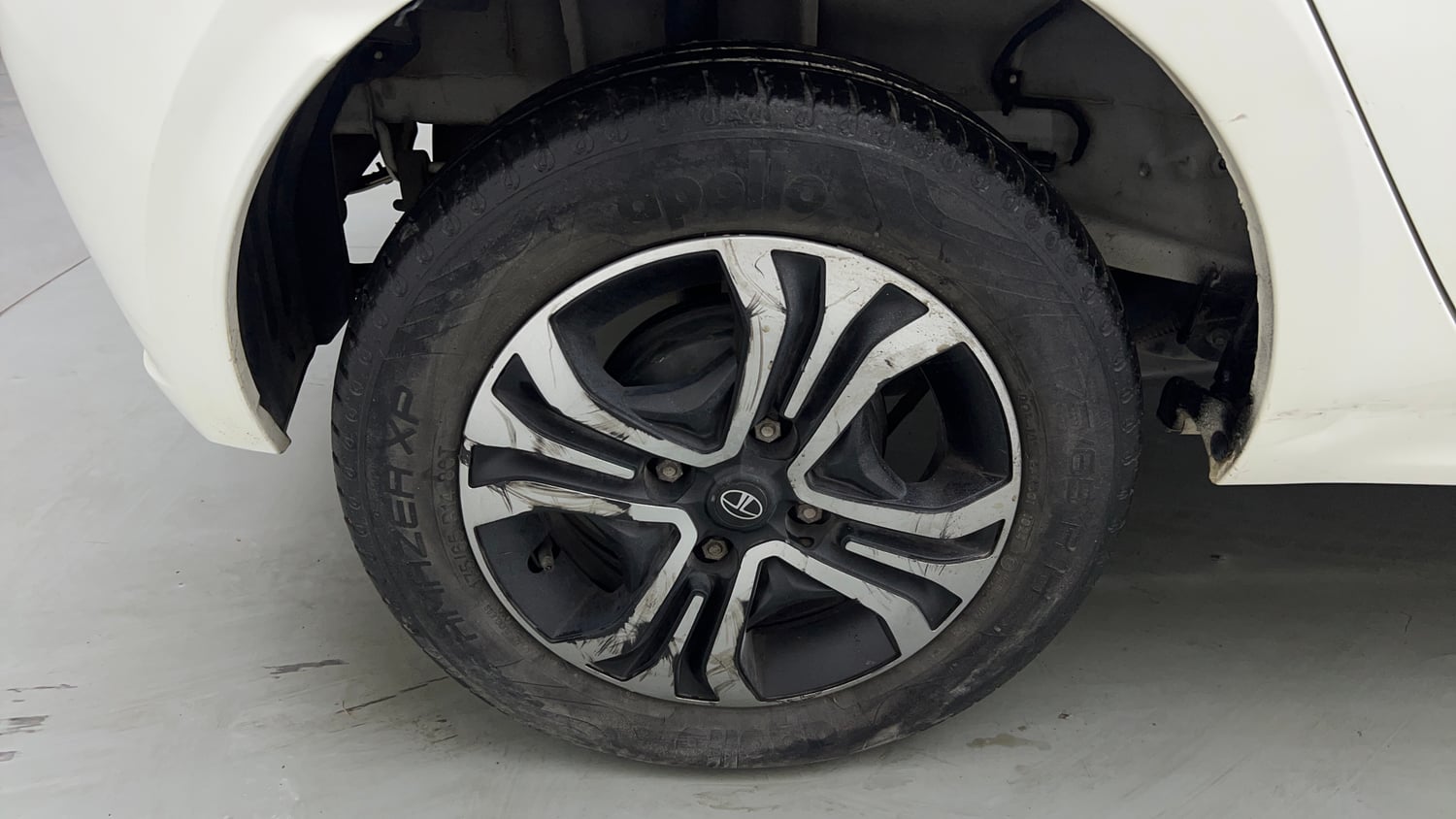 Used 2024 Tata Tiago XTA iCNG Cng Automatic tyres RIGHT REAR TYRE RIM VIEW