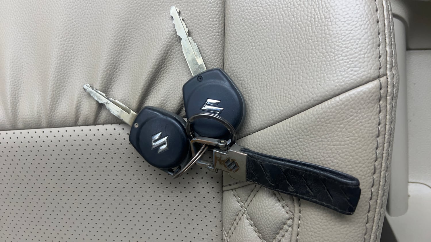 Used 2022 Maruti Suzuki Dzire VXi CNG Cng Manual extra CAR KEY VIEW