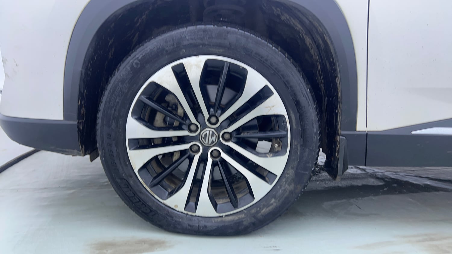 Used 2021 MG Motors Hector Plus Select 2.0 Diesel Turbo MT 7-STR Diesel Manual tyres LEFT FRONT TYRE RIM VIEW