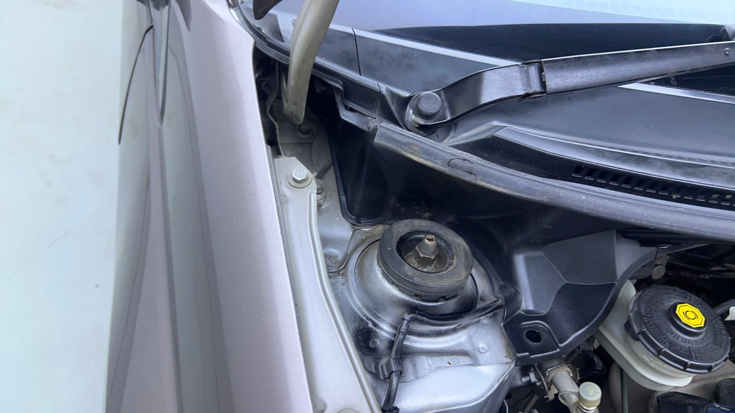 Used 2015 Honda Amaze 1.2 S i-VTEC Petrol Manual engine ENGINE RIGHT SIDE HINGE & APRON VIEW