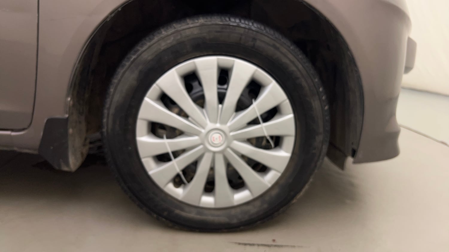 Used 2015 Honda Amaze 1.2 SX i-VTEC Petrol Manual tyres RIGHT FRONT TYRE RIM VIEW