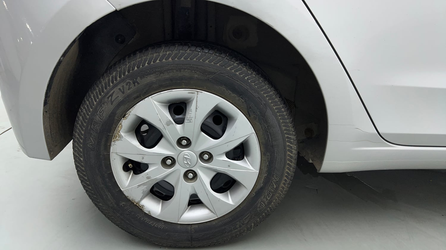 Used 2015 Hyundai Elite i20 Magna 1.2 Petrol Manual tyres RIGHT REAR TYRE RIM VIEW