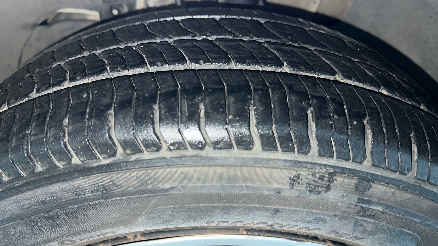 Used 2024 Tata Tiago XTA iCNG Cng Automatic tyres LEFT FRONT TYRE TREAD VIEW