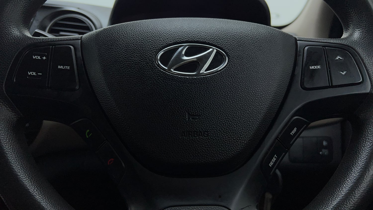 Used 2016 Hyundai Grand i10 Sportz 1.2 Kappa VTVT Petrol Manual top_features Airbags