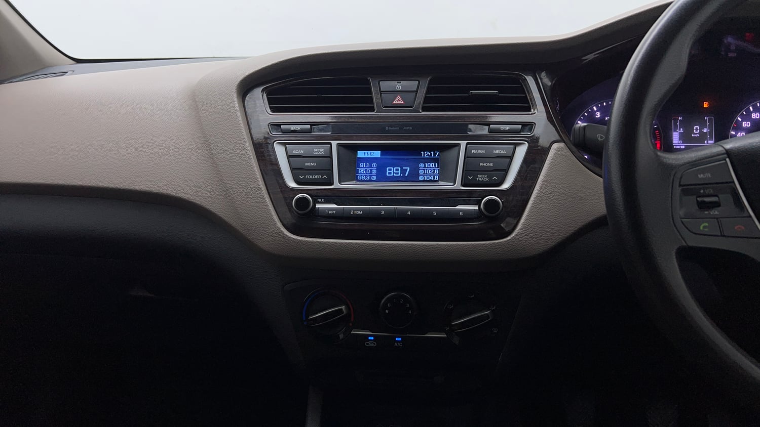 Used 2015 Hyundai Elite i20 Magna 1.2 Petrol Manual top_features Integrated (in-dash) music system