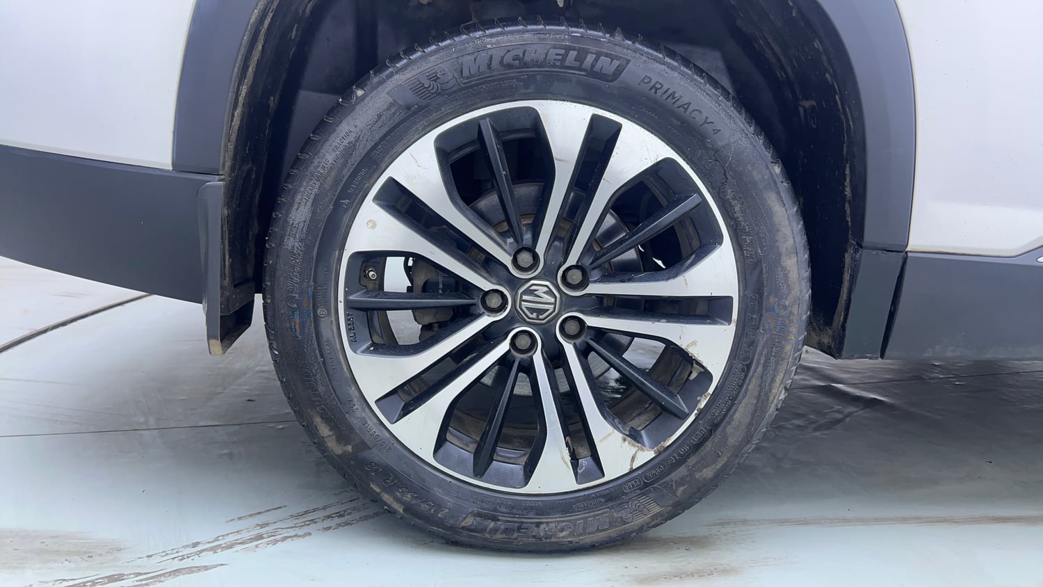Used 2021 MG Motors Hector Plus Select 2.0 Diesel Turbo MT 7-STR Diesel Manual tyres RIGHT REAR TYRE RIM VIEW