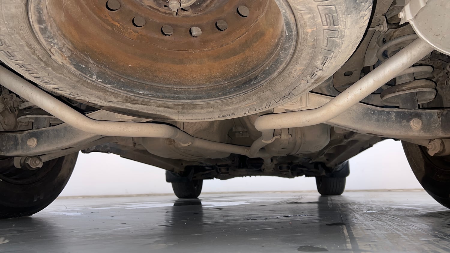 Used 2015 Mahindra XUV500 W6 Diesel Manual extra REAR UNDERBODY VIEW (TAKEN FROM REAR)
