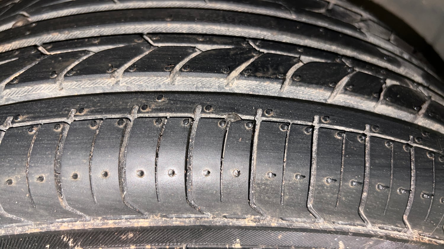 Used 2017 Volkswagen Ameo Highline1.2L Plus (P) 16 Alloy Petrol Manual tyres LEFT REAR TYRE TREAD VIEW