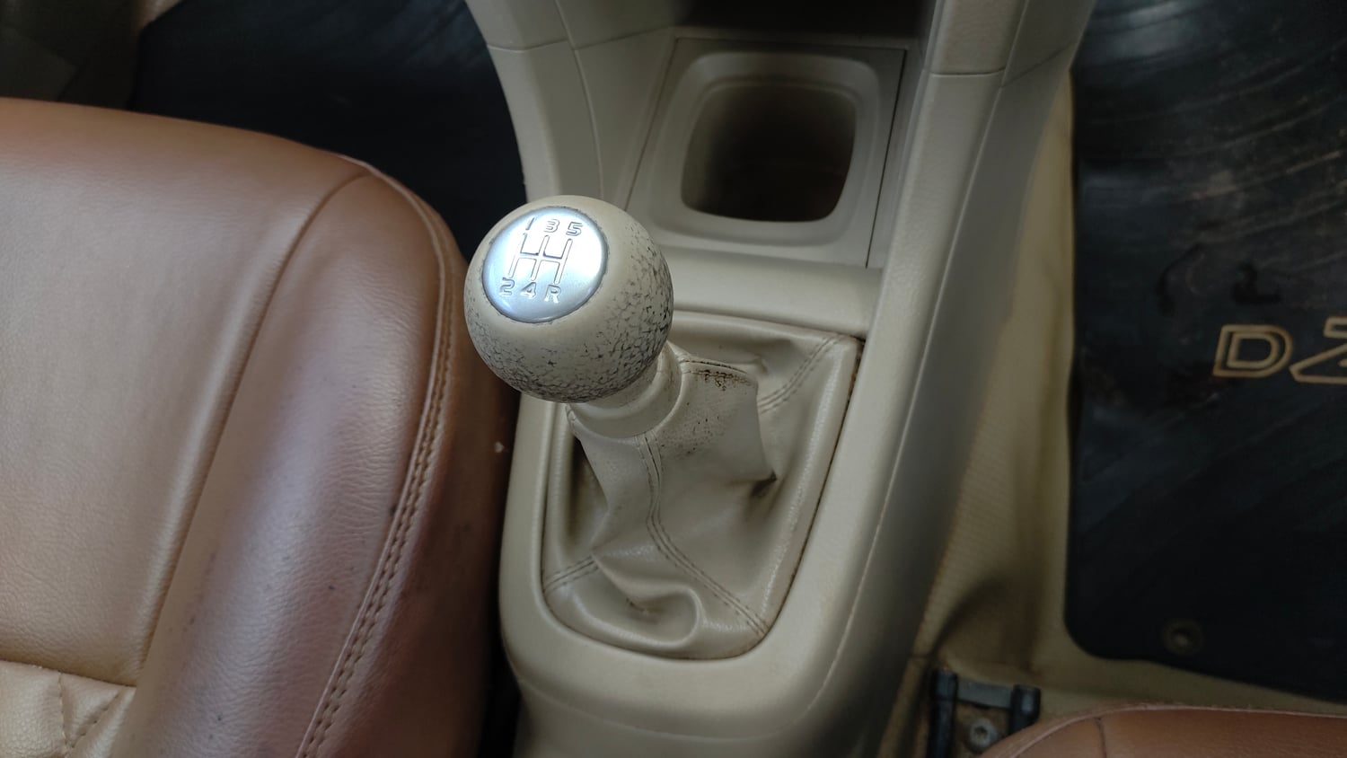 Used 2017 Maruti Suzuki Swift Dzire ZXI Petrol Manual interior GEAR  KNOB VIEW