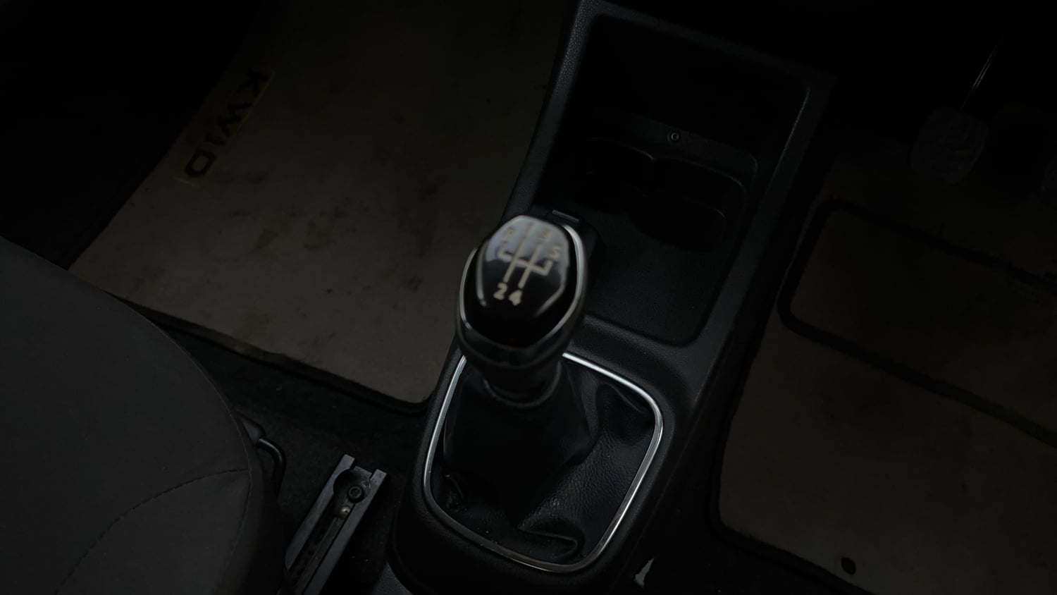 Used 2018 Renault Kwid 1.0 RXT Petrol Manual interior GEAR  KNOB VIEW