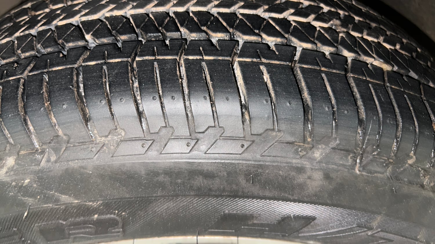 Used 2016 Mahindra XUV500 W10 AT Diesel Automatic tyres LEFT FRONT TYRE TREAD VIEW