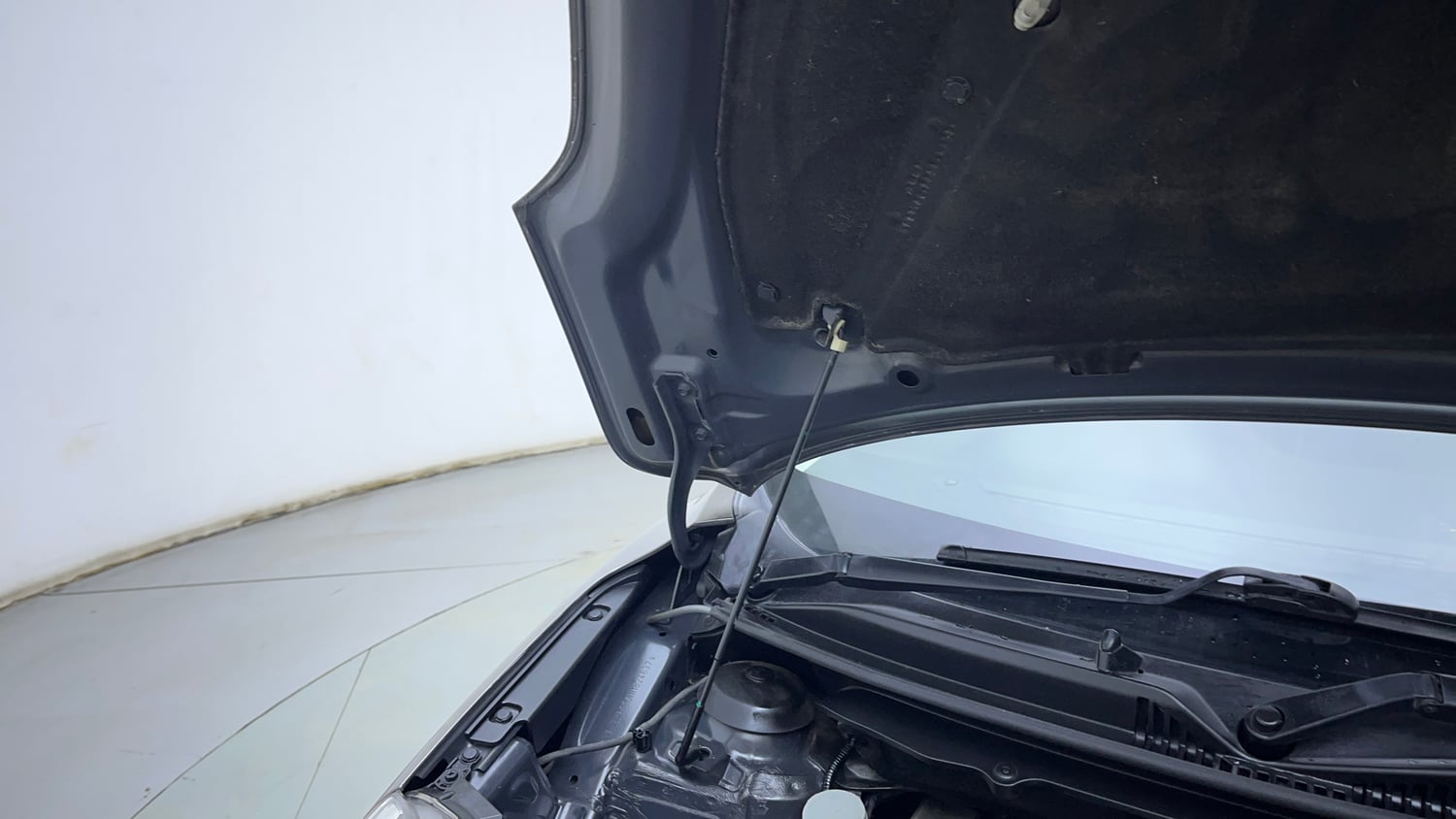 Used 2022 Maruti Suzuki Baleno Zeta Petrol Manual engine ENGINE RIGHT SIDE HINGE & APRON VIEW