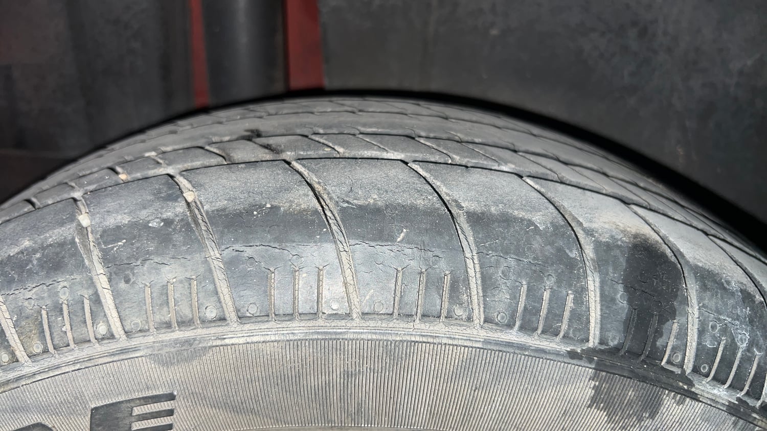 Used 2016 Maruti Suzuki Swift ZXi Petrol Manual tyres RIGHT REAR TYRE TREAD VIEW