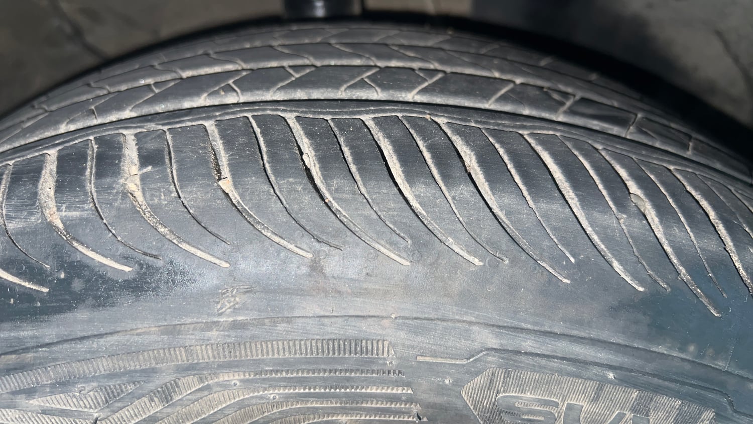 Used 2022 Kia Sonet HTX Plus 1.5 Diesel Manual tyres RIGHT FRONT TYRE TREAD VIEW
