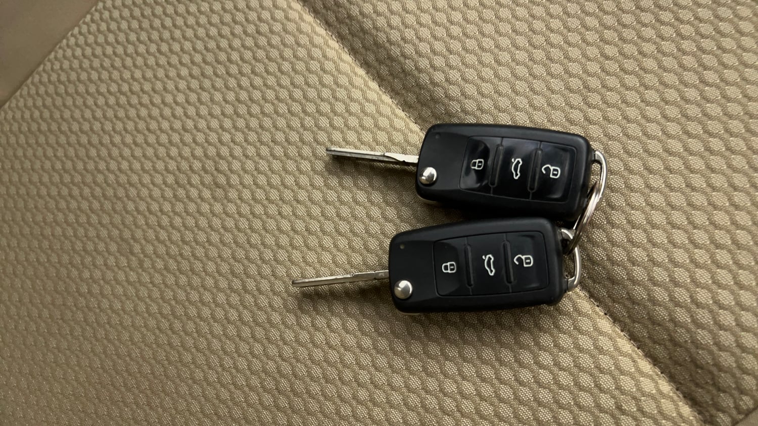 Used 2017 Volkswagen Ameo Highline1.2L Plus (P) 16 Alloy Petrol Manual extra CAR KEY VIEW