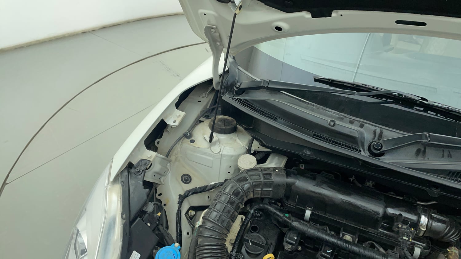 Used 2021 Maruti Suzuki Dzire VXi Petrol Manual engine ENGINE RIGHT SIDE HINGE & APRON VIEW