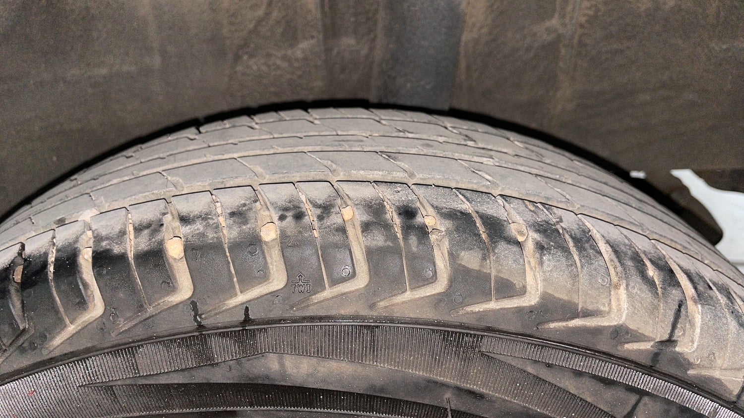 Used 2017 Renault Kwid RXT (O) 1.0 SCE Edition Petrol Manual tyres LEFT REAR TYRE TREAD VIEW