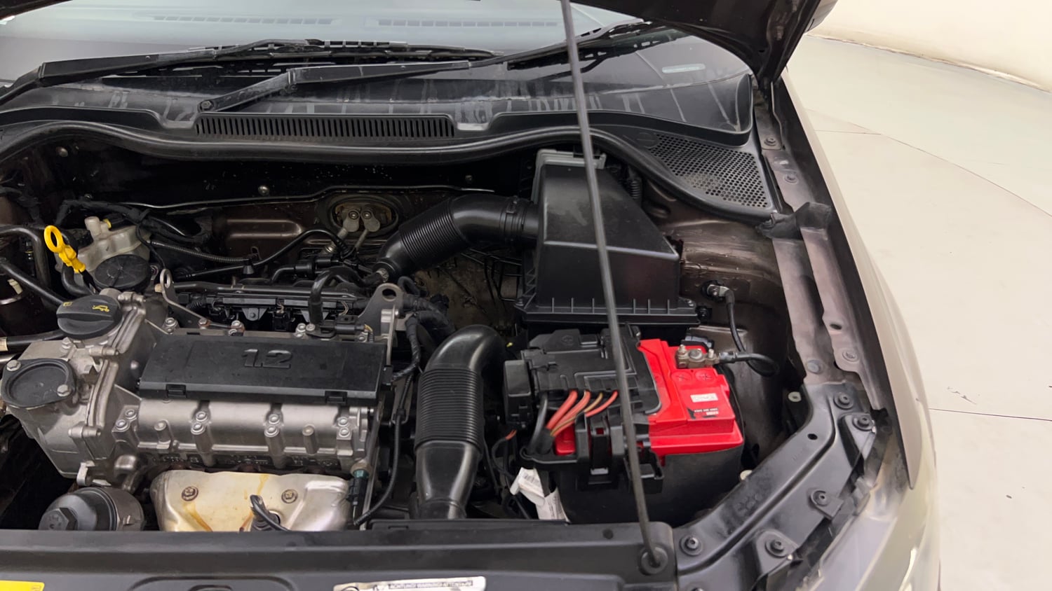 Used 2017 Volkswagen Ameo Highline1.2L Plus (P) 16 Alloy Petrol Manual engine ENGINE LEFT SIDE HINGE & APRON VIEW