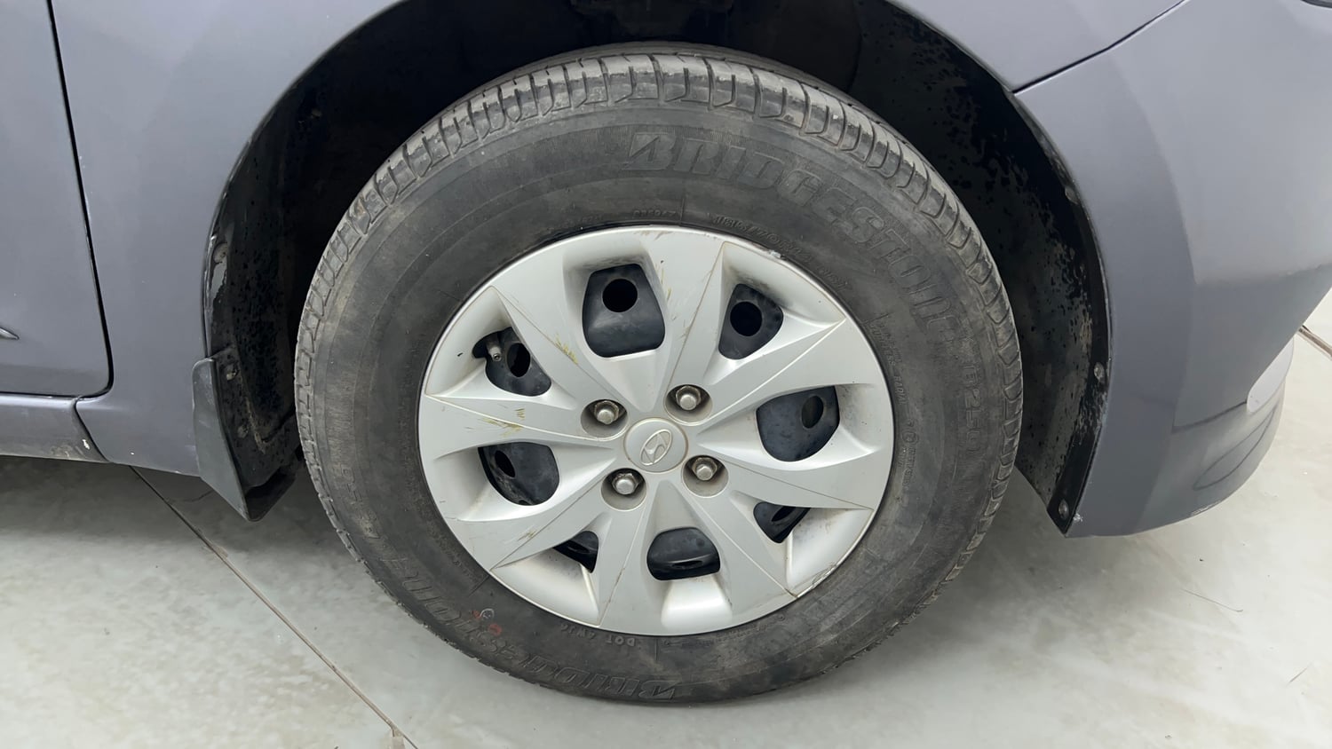 Used 2014 Hyundai Elite i20 Sportz 1.2 Petrol Manual tyres RIGHT FRONT TYRE RIM VIEW